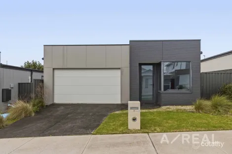 7 Verbier Rd, Pakenham, VIC 3810