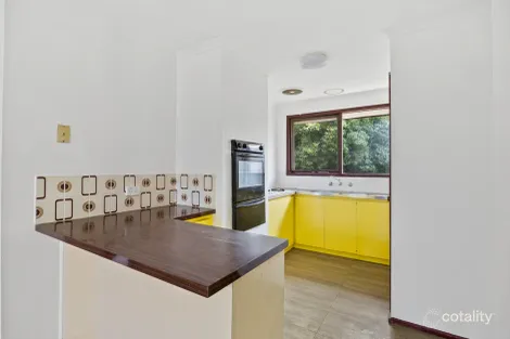 Property photo of 10 Robert Molyneux Avenue Endeavour Hills VIC 3802