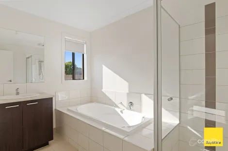 Property photo of 1 Elsworth Drive Strathfieldsaye VIC 3551