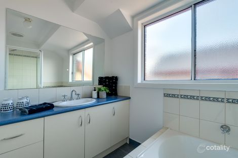 Property photo of 32 Garonne Circuit Roxburgh Park VIC 3064