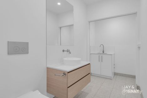 Property photo of 2/2 Mossvale Close Endeavour Hills VIC 3802