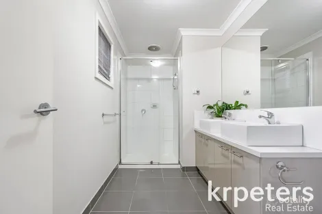 Property photo of 33 Zeta Circuit Cranbourne North VIC 3977