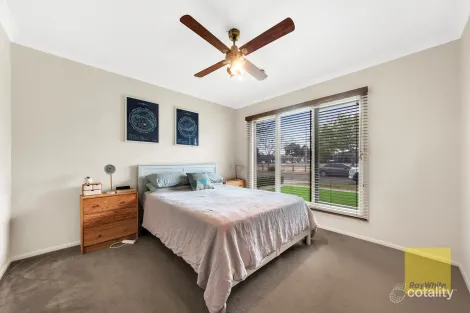 Property photo of 16 McWilliams Crescent Point Cook VIC 3030