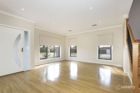 Property photo of 1 Farnham Crescent Mill Park VIC 3082