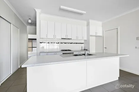Property photo of 43 Ascot Gardens Drive Delacombe VIC 3356