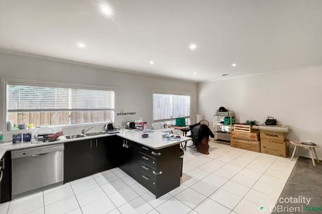 Property photo of 4 Bateson Court Drouin VIC 3818