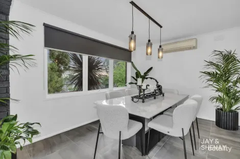 Property photo of 17 William Perry Close Endeavour Hills VIC 3802