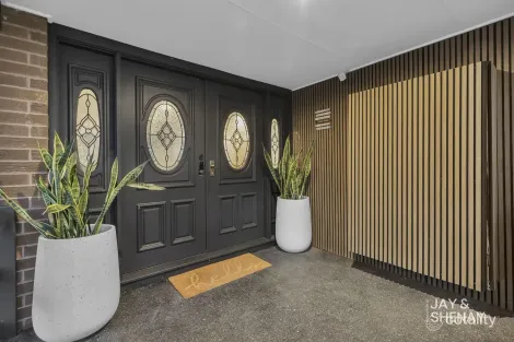 Property photo of 17 William Perry Close Endeavour Hills VIC 3802