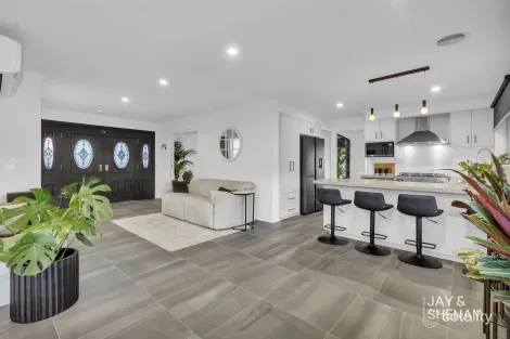 Property photo of 17 William Perry Close Endeavour Hills VIC 3802