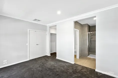Property photo of 16 Moolort Crescent Eynesbury VIC 3338
