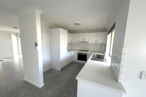 Property photo of 1/7 Joshua Close Arundel QLD 4214