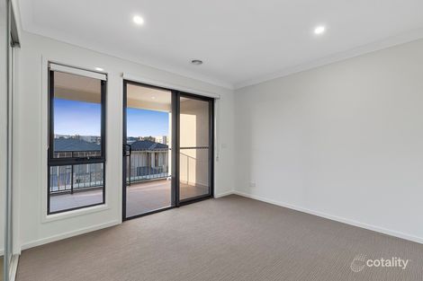 Property photo of 10 St Martin Way Pakenham VIC 3810