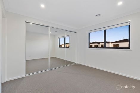 Property photo of 10 St Martin Way Pakenham VIC 3810