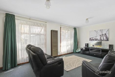 Property photo of 13 Chalmer Court Sale VIC 3850