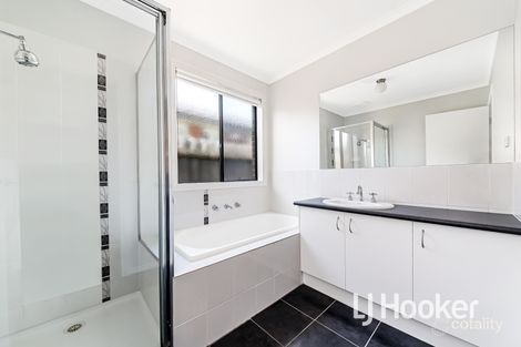 Property photo of 14 Samchelle Place Pakenham VIC 3810
