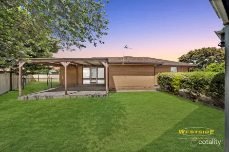 Property photo of 4 Kent Court Deer Park VIC 3023