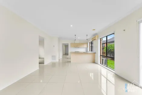 Property photo of 13 Beechtree Way Cranbourne North VIC 3977