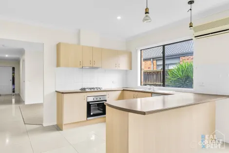Property photo of 13 Beechtree Way Cranbourne North VIC 3977