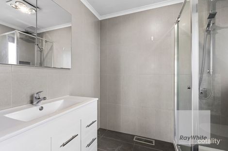 Property photo of 1 Landy Close Mill Park VIC 3082
