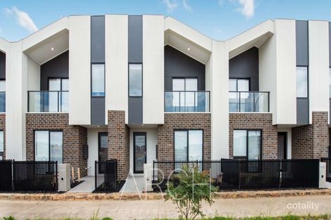 17 Stonefox Cct, Clyde North, VIC 3978