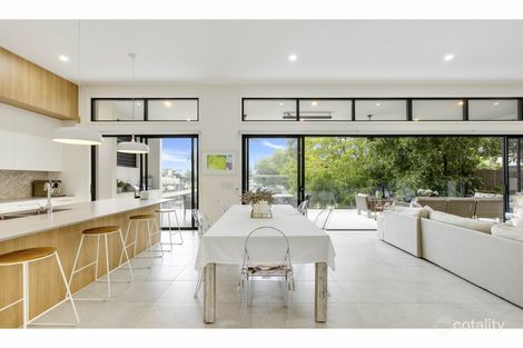 Property photo of 11 Merrimac Boulevard Broadbeach Waters QLD 4218