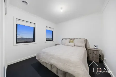 Property photo of 4 Stonethwaite Lane Clyde North VIC 3978