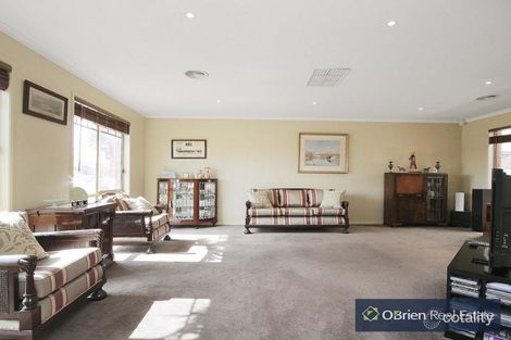 Property photo of 2 Willowbank Pocket Pakenham VIC 3810