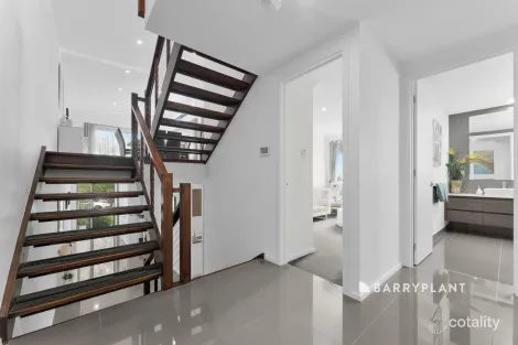 Property photo of 16 Bayleaf Street Berwick VIC 3806