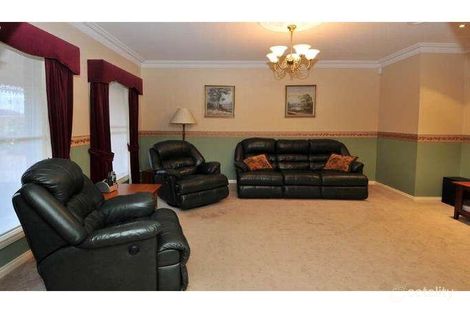 Property photo of 14 Broadhurst Way Caroline Springs VIC 3023