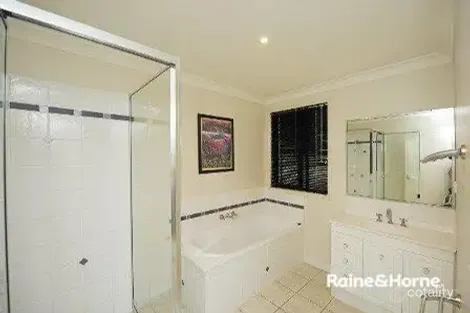 Property photo of 10 Rosslyn Close Clinton QLD 4680