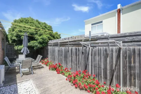 Property photo of 2/15 Greenleaf Circuit Tarneit VIC 3029