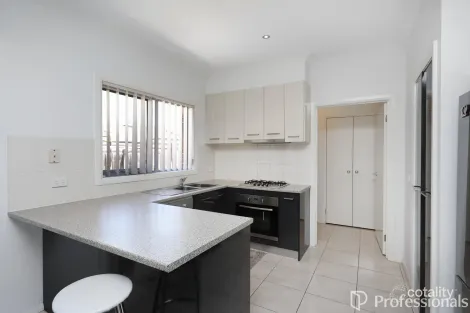 Property photo of 2/15 Greenleaf Circuit Tarneit VIC 3029