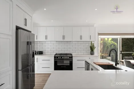 Property photo of 20 Sundowner Place Point Cook VIC 3030