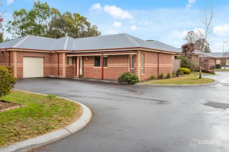 2/128 Barry St, Romsey, VIC 3434