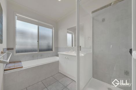 Property photo of 22 Grand Arch Way Berwick VIC 3806