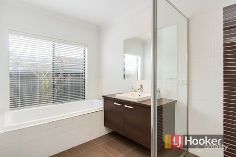 Property photo of 4 Lawrence Close Pakenham VIC 3810