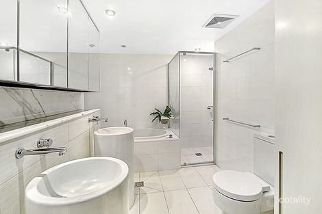Property photo of 908/1 Oracle Boulevard Broadbeach QLD 4218