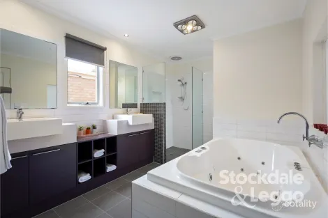 Property photo of 33 Bilbul Avenue Rosebud VIC 3939