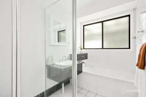 Property photo of 15 Fraser Crescent Albion Park NSW 2527