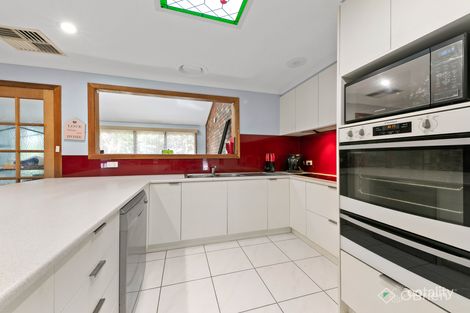 Property photo of 10 Joseph Banks Crescent Endeavour Hills VIC 3802