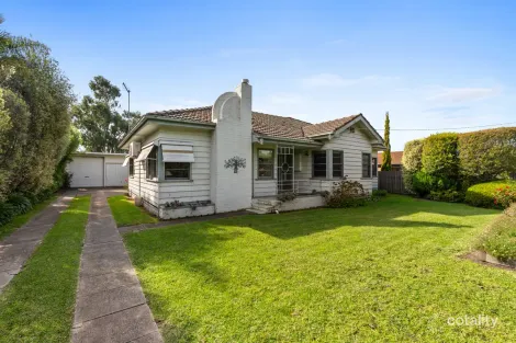 15 Maffra Rd, Heyfield, VIC 3858