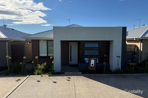 4 Precinct Walk, Clyde North, VIC 3978