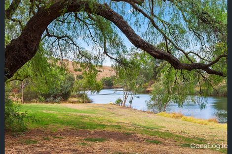 Property photo of 2 Robson Avenue Avondale Heights VIC 3034