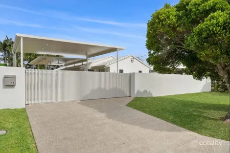 Property photo of 90 Lapoinya Crescent Warana QLD 4575