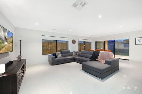 Property photo of 21 Carisbrooke Way Clyde North VIC 3978