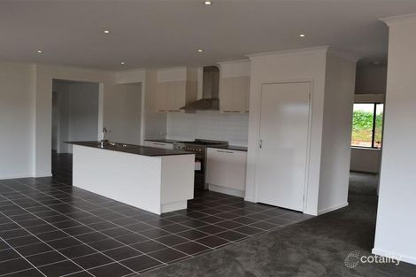 Property photo of 11 Waterside Drive Drouin VIC 3818
