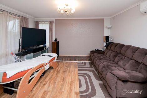 Property photo of 2 Mildura Crescent Endeavour Hills VIC 3802
