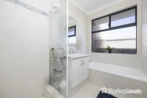 Property photo of 9 Rocklea Crescent Ellenbrook WA 6069