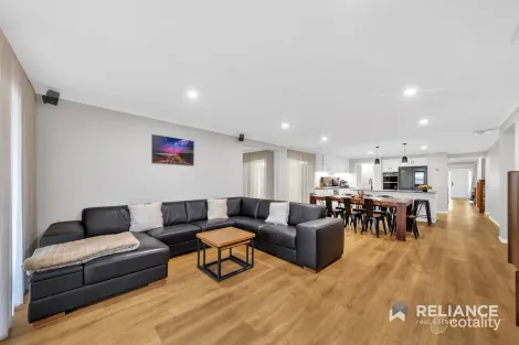 Property photo of 13 Hoddle Link Manor Lakes VIC 3024