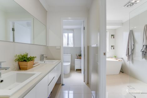 Property photo of 16 Baragil Mews Mount Annan NSW 2567